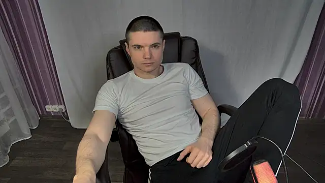 Snapshot of LoveMike1 chatting on April 14, 4:57 pm LoveMike1 online show from April 14, 4:57 pm