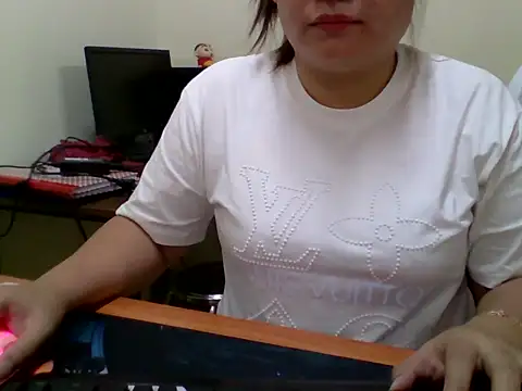 Snapshot of Sarah_no_land chatting on April 9, 3:06 am Sarah no land online show from April 9, 3:06 am