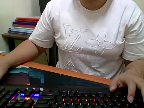 Snapshot of Sarah_no_land chatting on April 15, 2:18 am Sarah no land online show from April 15, 2:18 am