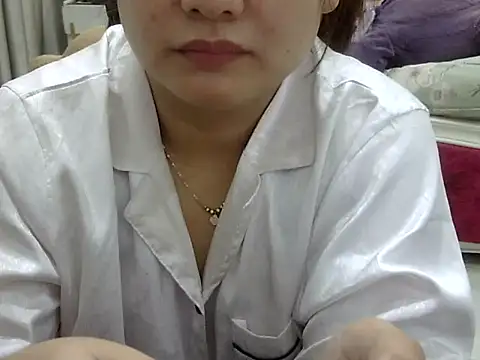 Snapshot of Sarah_no_land chatting on April 19, 5:07 am Sarah no land online show from April 19, 5:07 am