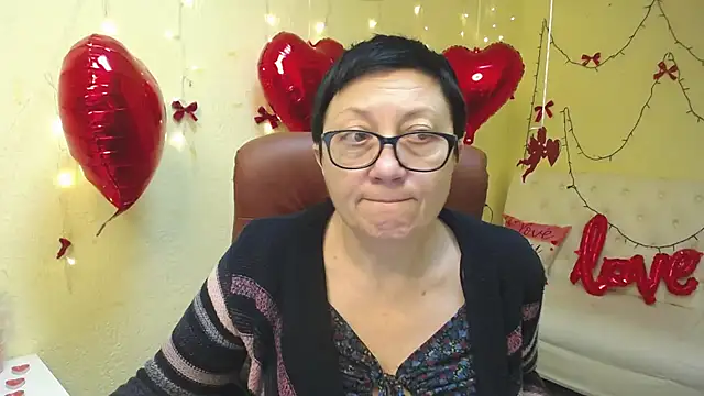 EmilyL0ve online show from February 6, 9:07 pm