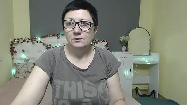 EmilyL0ve online show from March 15, 6:19 am