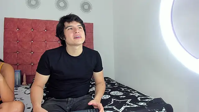 Snapshot of Mr_increible_elastigirl chatting on January 8, 8:33 pm Mr increible elastigirl online show from January 8, 8:33 pm