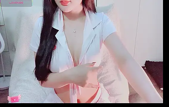 Junnatalie   online show from January 13, 7:30 pm