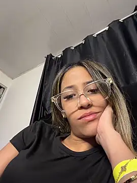 Snapshot of vicky_bass_ chatting on March 21, 3:55 am vicky bass online show from March 21, 3:55 am