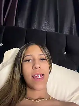 Snapshot of vicky_bass_ chatting on April 9, 1:27 am vicky bass online show from April 9, 1:27 am