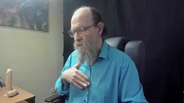 Snapshot of Uncle_Hottie chatting on April 6, 6:31 pm Uncle Hottie online show from April 6, 6:31 pm