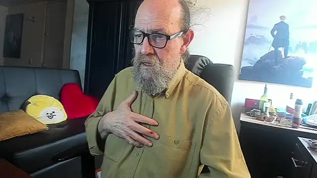 Snapshot of Uncle_Hottie chatting on June 2, 6:54 pm Uncle Hottie online show from June 2, 6:54 pm