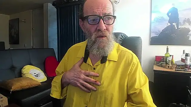 Snapshot of Uncle_Hottie chatting on June 3, 9:31 pm Uncle Hottie online show from June 3, 9:31 pm