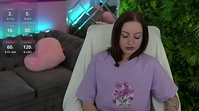 AlexaFleur online show from June 15, 1:13 pm