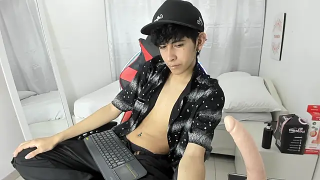 julian xx online show from March 11, 7:09 pm