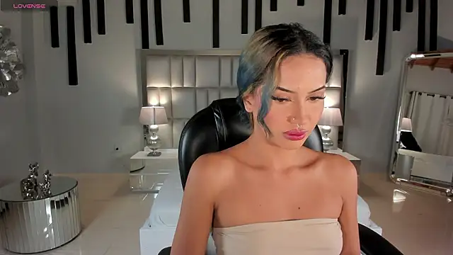Snapshot of KayraLanne chatting on March 19, 3:43 am KayraLanne online show from March 19, 3:43 am