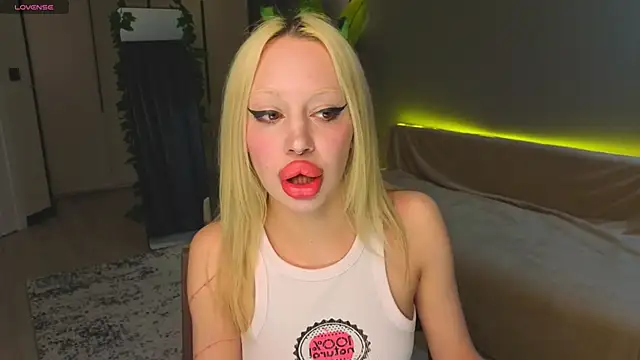 Luna Beverly online show from April 26, 8:28 pm