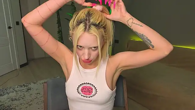Luna Beverly online show from April 28, 8:14 pm