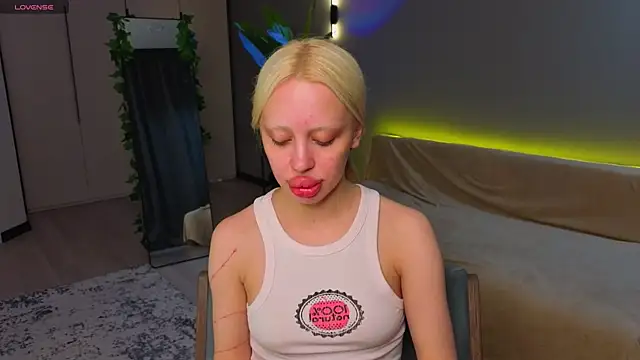 Luna Beverly online show from May 14, 8:15 pm
