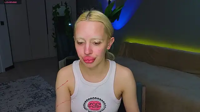 Luna Beverly online show from May 27, 8:06 pm
