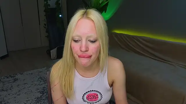 Luna Beverly online show from May 28, 8:39 pm