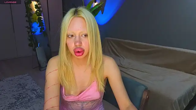 Luna Beverly online show from June 8, 1:28 am