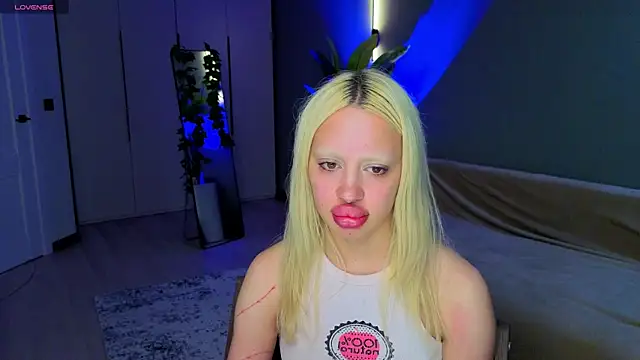 Luna Beverly online show from June 14, 2:24 am