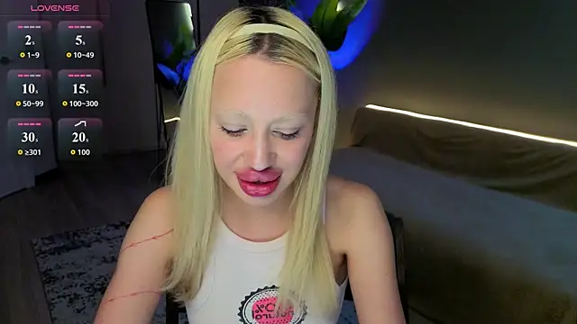 Luna Beverly online show from June 25, 8:35 pm