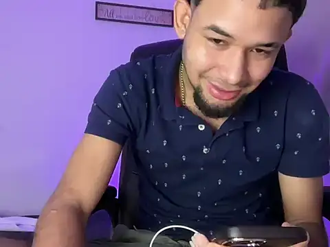 Snapshot of enyel_100 chatting on February 19, 11:17 am enyel 100 online show from February 19, 11:17 am