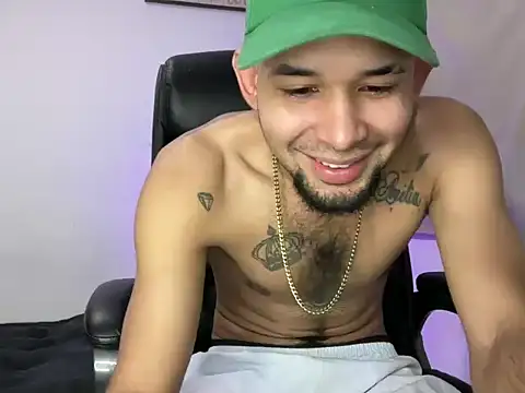 Snapshot of enyel_100 chatting on March 1, 6:21 pm enyel 100 online show from March 1, 6:21 pm