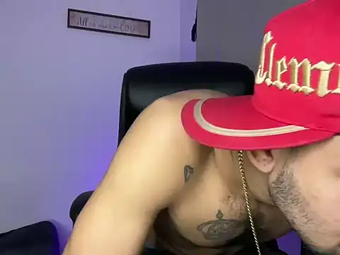 Snapshot of enyel_100 chatting on March 4, 7:58 am enyel 100 online show from March 4, 7:58 am