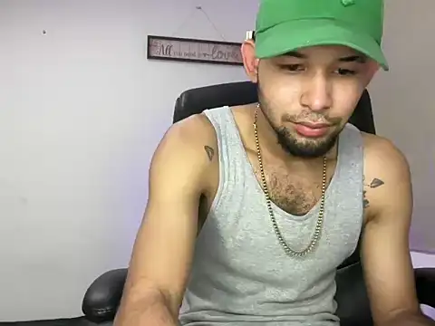 Snapshot of enyel_100 chatting on March 4, 9:32 pm enyel 100 online show from March 4, 9:32 pm