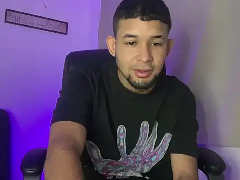 Snapshot of enyel_100 chatting on March 18, 9:34 am enyel 100 online show from March 18, 9:34 am