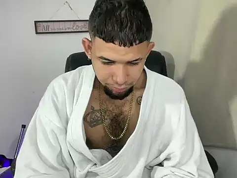 Snapshot of enyel_100 chatting on April 9, 3:06 pm enyel 100 online show from April 9, 3:06 pm