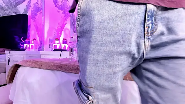 Snapshot of TyagoRoberts_ chatting on February 3, 2:53 am TyagoRoberts online show from February 3, 2:53 am