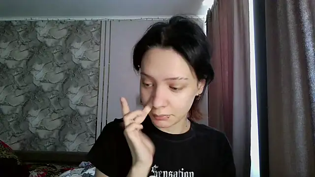 Snapshot of LxayBloom chatting on February 19, 8:10 am LxayBloom online show from February 19, 8:10 am