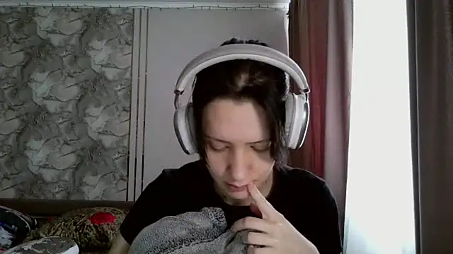 Snapshot of LxayBloom chatting on February 21, 9:10 am LxayBloom online show from February 21, 9:10 am