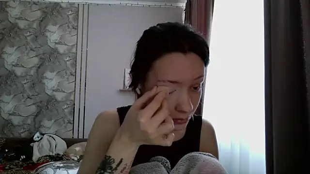 Snapshot of LxayBloom chatting on February 24, 7:28 am LxayBloom online show from February 24, 7:28 am