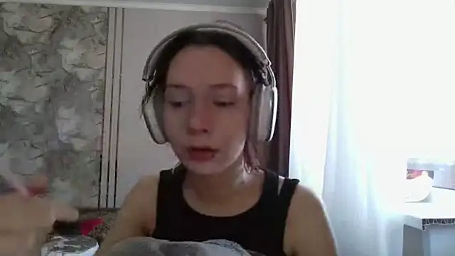 Snapshot of LxayBloom chatting on February 26, 7:18 am LxayBloom online show from February 26, 7:18 am