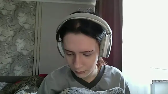 Snapshot of LxayBloom chatting on February 27, 6:24 am LxayBloom online show from February 27, 6:24 am