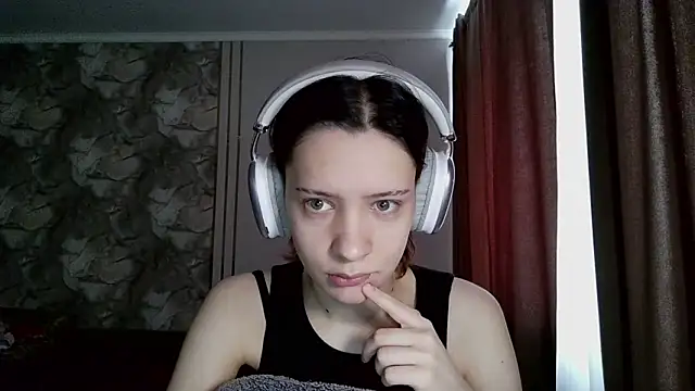 Snapshot of LxayBloom chatting on February 28, 5:52 am LxayBloom online show from February 28, 5:52 am