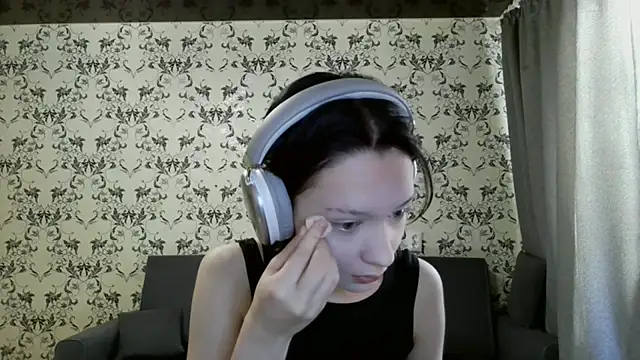 Snapshot of LxayBloom chatting on March 7, 7:05 am LxayBloom online show from March 7, 7:05 am