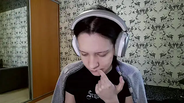 Snapshot of LxayBloom chatting on March 12, 6:19 am LxayBloom online show from March 12, 6:19 am