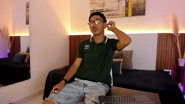 Julian Dark  online show from February 6, 10:57 pm