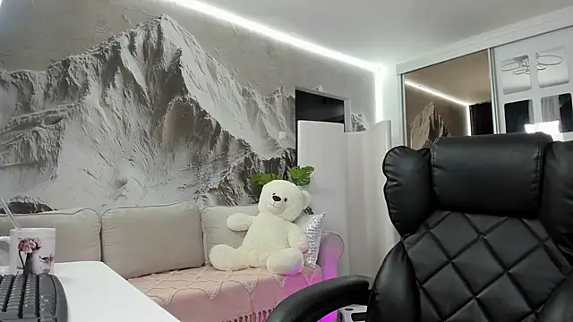 Ivy Bellee online show from February 4, 5:35 am