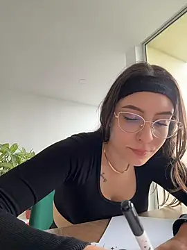 alesziarose  online show from January 31, 9:24 pm