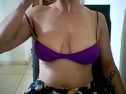 Snapshot of sue_safads chatting on January 18, 3:05 pm sue safads online show from January 18, 3:05 pm