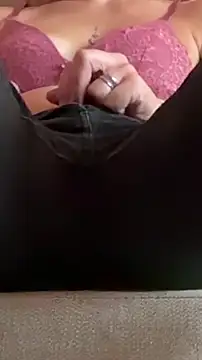 Snapshot of HiddenPleasureoff chatting on January 7, 8:39 am HiddenPleasureoff online show from January 7, 8:39 am