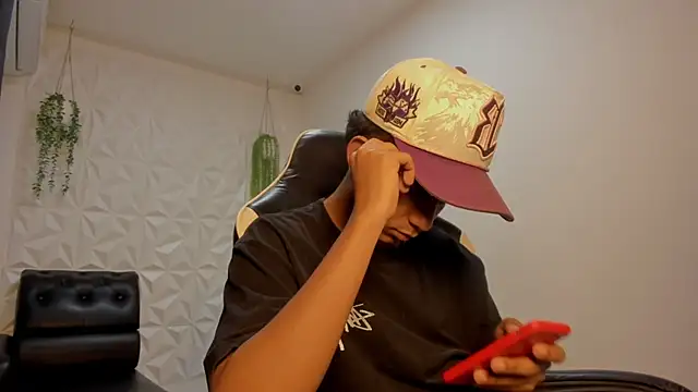 Snapshot of Alluringangel23 chatting on January 7, 1:52 am Alluringangel23 online show from January 7, 1:52 am