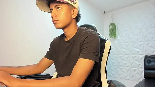 Snapshot of Alluringangel23 chatting on January 8, 1:08 am Alluringangel23 online show from January 8, 1:08 am