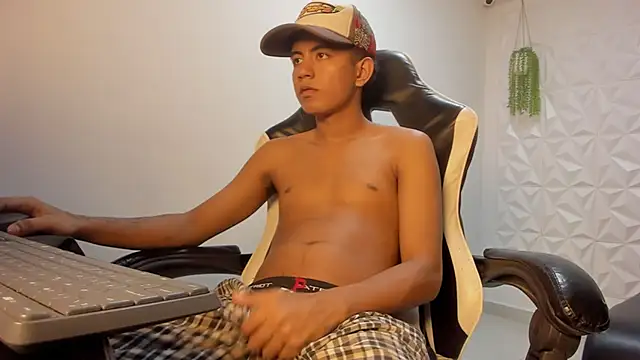 Snapshot of Alluringangel23 chatting on January 10, 12:45 am Alluringangel23 online show from January 10, 12:45 am