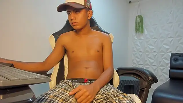 Snapshot of Alluringangel23 chatting on January 13, 1:33 am Alluringangel23 online show from January 13, 1:33 am