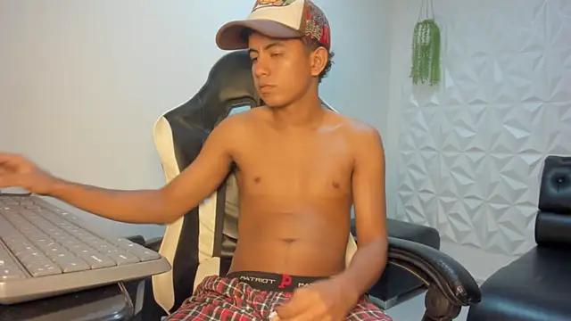 Snapshot of Alluringangel23 chatting on January 15, 1:21 am Alluringangel23 online show from January 15, 1:21 am