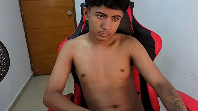 Snapshot of Alluringangel23 chatting on March 10, 3:00 am Alluringangel23 online show from March 10, 3:00 am